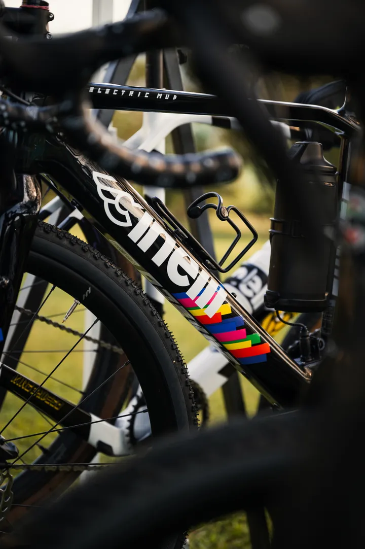 Biciclette gravel allineate e pronte prima della partenza