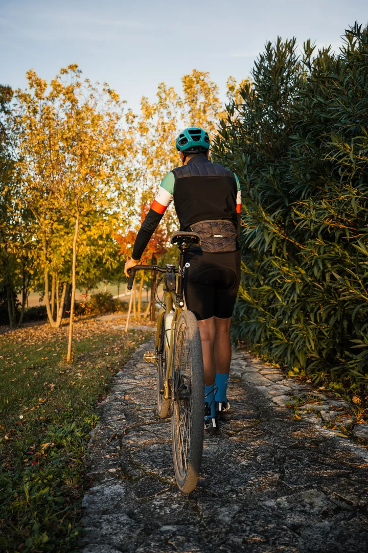 Ciclista sul vialetto in pietra di Ca' Virginia al tramonto