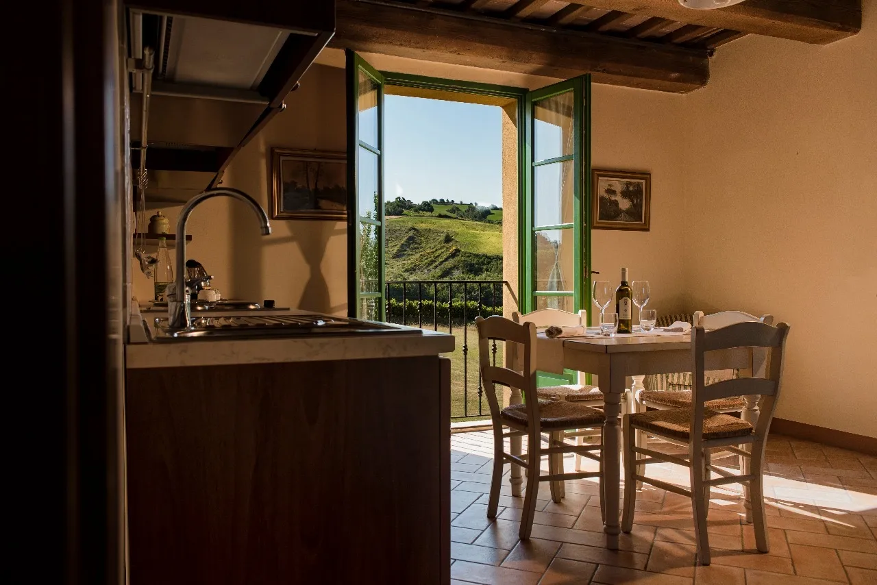 Family Suite ampia con divano letto, pareti in pietra a vista e grande finestra sul giardino