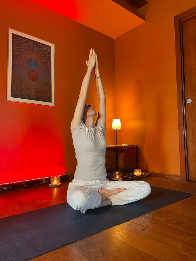Sessione di yoga in una sala dalle luci calde a Ca' Virginia
