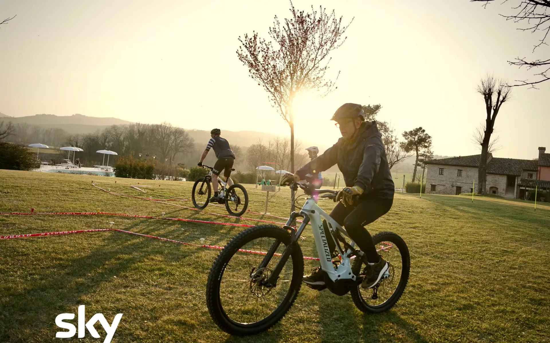 Escursione in mountain bike al tramonto nella campagna intorno a Ca' Virginia