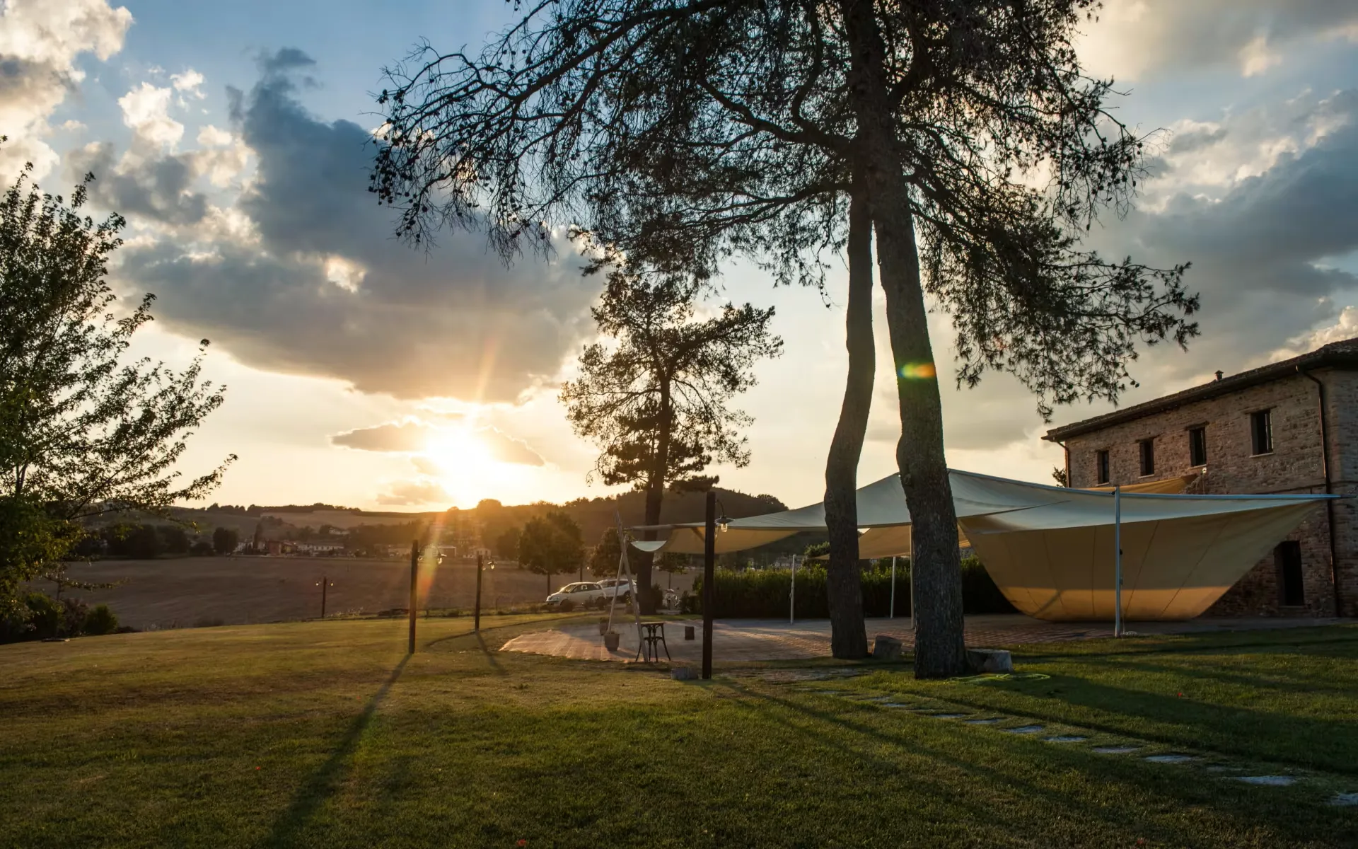 Il casale di Ca' Virginia al tramonto, cornice per matrimoni, cerimonie ed eventi nel Montefeltro